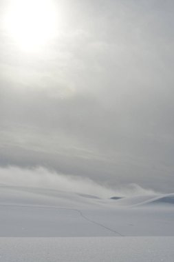 Bulutlar ve kar arka plan dokusu Norveç İskandinavyası. Yüksek kalite fotoğraf