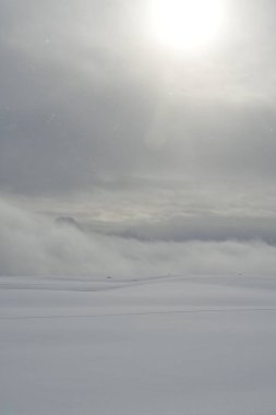 Bulutlar ve kar arka plan dokusu Norveç İskandinavyası. Yüksek kalite fotoğraf