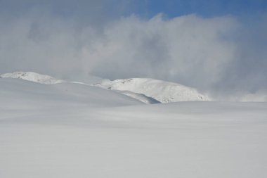Bulutlar ve kar arka plan dokusu Norveç İskandinavyası. Yüksek kalite fotoğraf