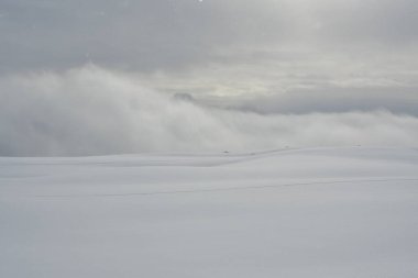 Bulutlar ve kar arka plan dokusu Norveç İskandinavyası. Yüksek kalite fotoğraf