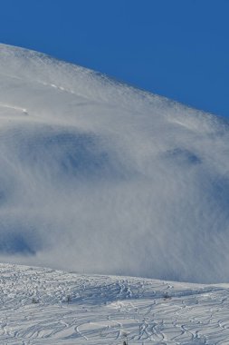 Norveç 'te kayak pistinde kış yürüyüşü sporu yapıyor. Yüksek kalite fotoğraf