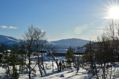 Kış köyü harikalar diyarı güneşli azgın Norveç İskandinavya. Yüksek kalite fotoğraf