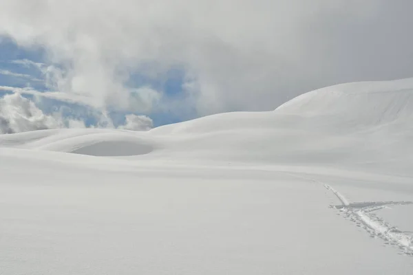 Bulutlar ve kar arka plan dokusu Norveç İskandinavyası. Yüksek kalite fotoğraf
