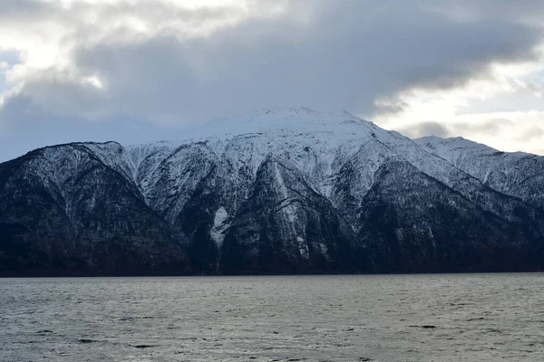 Kış Fiyortları Norveç Soğuk Havasını Bulutlandırır Yüksek Kalite Fotoğraf — Stok fotoğraf
