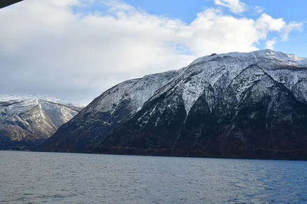 Zimowy Widok Fiordu Zachmurzony Zimny Dzień Norwegia Wysokiej Jakości Zdjęcie — Zdjęcie stockowe
