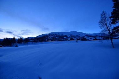 Norveç 'te geceleri dolunay olan kar manzarası. Yüksek kalite fotoğraf