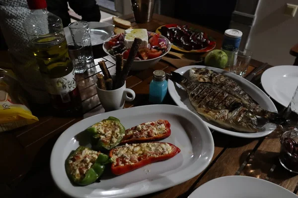 夜のバーベキュー カルムノスのギリシャ料理のテーブル 高品質の写真 — ストック写真