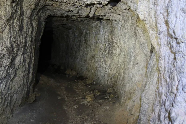 Dolomite Alplerinde Birinci Dünya Savaşı 'ndan kalma mağaralar. Yüksek kalite fotoğraf