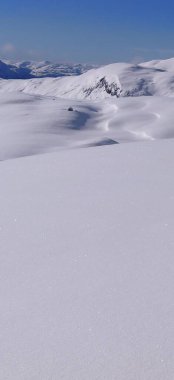 Karlı Dağ Arkaplanı. Güneşli hava koşulları. Yüksek kalite fotoğraf