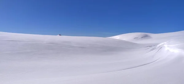雪山背景阳光明媚的天气景观冬季 高质量的照片 — 图库照片