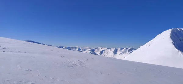 Snow Mountain Achtergrond Zonnig Weer Landschap Winter Hoge Kwaliteit Foto — Stockfoto