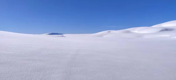 Snö Berg Bakgrund Soligt Väder Landskap Vinter Högkvalitativt Foto — Stockfoto