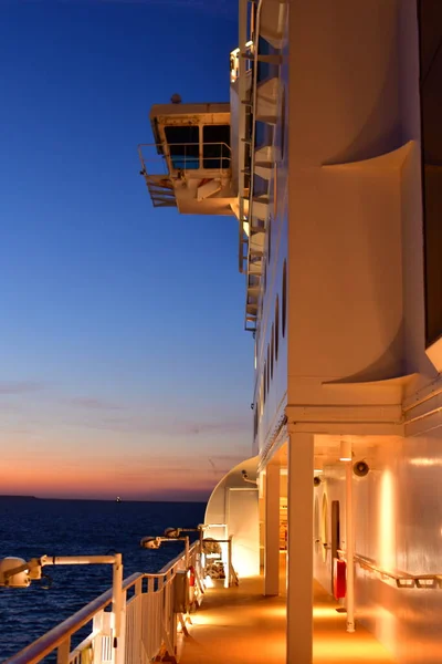 Zonsondergang Cruiseschip Blauwe Hemel Kleurrijk Hoge Kwaliteit Foto — Stockfoto