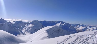 Norveç 'in mavi gökyüzüyle kar manzarası. Yüksek kalite fotoğraf