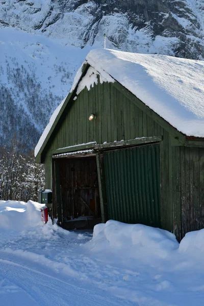 在诺威一个阳光明媚的日子 屋顶上的雪 高质量的照片 — 图库照片