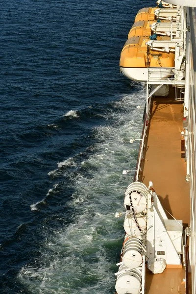 Reddingsboten Het Cruiseschip Dek Met Kopieerruimte Hoge Kwaliteit Foto — Stockfoto
