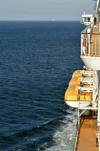 Livbåtar Kryssningsfartygsdäck Med Kopieringsutrymme Högkvalitativt Foto — Stockfoto