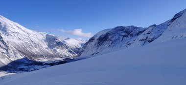 Norveç 'in mavi gökyüzüyle kar manzarası. Yüksek kalite fotoğraf