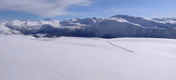 青い空のノルウェーと雪の冬の風景 高品質の写真 — ストック写真