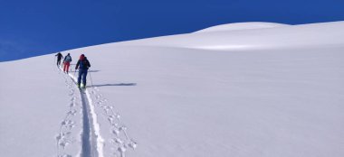 Norveç 'in mavi gökyüzünü gezen kayak turu. Yüksek kalite fotoğraf