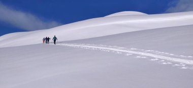 Norveç 'in mavi gökyüzünü gezen kayak turu. Yüksek kalite fotoğraf