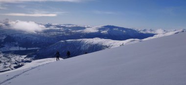 Norveç 'in mavi gökyüzünü gezen kayak turu. Yüksek kalite fotoğraf