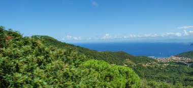 Elba Sahil Hattı yaz mavi gökyüzünü izliyor. Yüksek kalite fotoğraf
