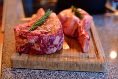 Tomahawk Biftek Çiğ Kurul Barbeküsünde. Yüksek kalite fotoğraf