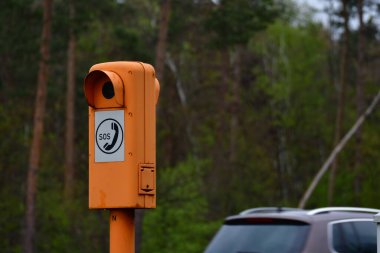 Alman otobanında acil durum çağrısı. Yüksek kalite fotoğraf