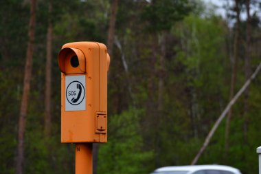 Alman otobanında acil durum çağrısı. Yüksek kalite fotoğraf