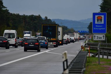Alman otobanındaki trafik sıkışıklığı gecikmiş. Yüksek kalite fotoğraf