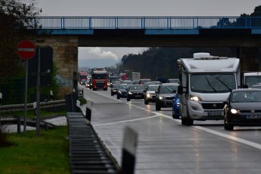 Alman otobanındaki trafik sıkışıklığı gecikmiş. Yüksek kalite fotoğraf