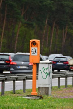 Alman otobanında acil durum çağrısı. Yüksek kalite fotoğraf