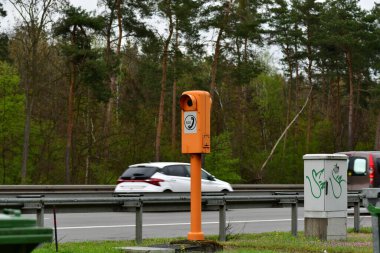 Alman otobanında acil durum çağrısı. Yüksek kalite fotoğraf