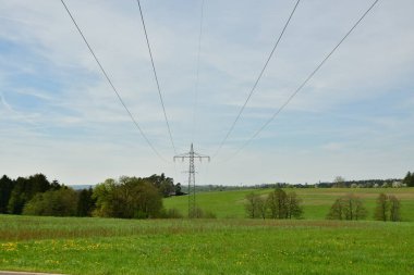 Elektrik enerji hatları kablo elektrik yüksek voltaj. Yüksek kalite fotoğraf