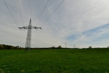 Elektrik enerji hatları kablo elektrik yüksek voltaj. Yüksek kalite fotoğraf