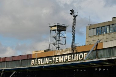 Berlin Tempelhof Havaalanı Havaalanı ulaşımını Almanya olarak görüyor. Yüksek kalite fotoğraf