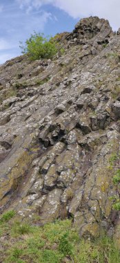 Kassel Almanya yakınlarındaki Scharfenstein dağı kayaya tırmanıyor. Yüksek kalite fotoğraf
