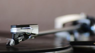 Vinil çalar detay iğnesi durdurma işlemi başlatılıyor. Yüksek kalite 4k görüntü
