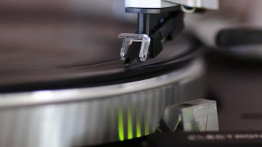 Vinil çalar detay iğnesi durdurma işlemi başlatılıyor. Yüksek kalite 4k görüntü