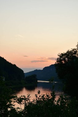 Pirna yakınlarında Elbe Nehri. Günbatımı, Almanya. Yüksek kalite fotoğraf