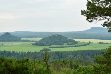Sakson Swizerland 'ın panoramik manzarası Büyük Bulutlar ve Kayalar arka planı. Yüksek kalite fotoğraf