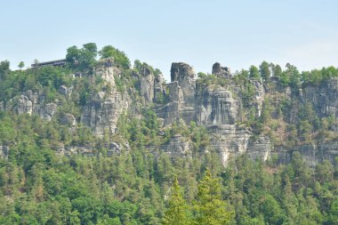 Saxon Swizerland 'daki orman tepeleri Almanya' nın panoramik manzarası. Yüksek kalite fotoğraf