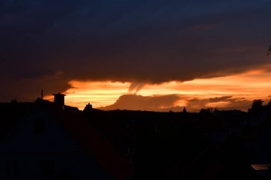 Yeryüzüne düşen kırmızı yağmur damlaları. Yüksek kalite fotoğraf