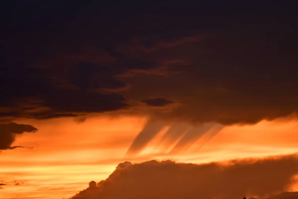 Nuvens Vermelhas Dedo Chuva Caindo Terra Foto Alta Qualidade — Fotografia de Stock