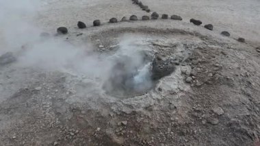 El Tatio Gayzer Atakama Çölü Şili Güney Amerika jeo-termal buharı. Yüksek kalite 4k görüntü
