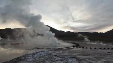 El Tatio Gayzer Atakama Çölü Şili Güney Amerika jeo-termal buharı. Yüksek kalite 4k görüntü