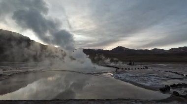 El Tatio Gayzer Atakama Çölü Şili Güney Amerika jeo-termal buharı. Yüksek kalite 4k görüntü