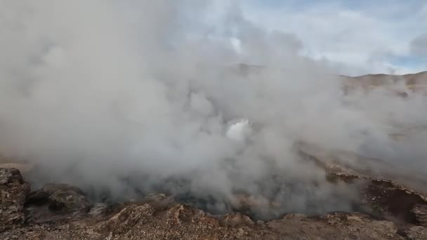 Ель Татіо Гейзер Кама Пустеля Чилі Південна Америка Геотермальна Пара — стокове відео