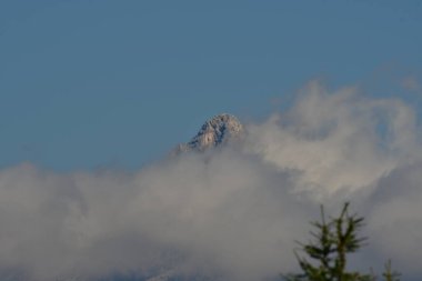 Dolomotes İtalya Alplerini geçen dramatik bulutlar. Yüksek kalite fotoğraf